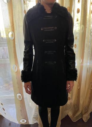 Пальто из шерсти и вставками натурального меха.