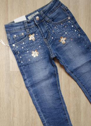 Клаccные джинсы с цветочками