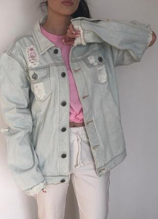 Светлая джинсовая куртка с рваными локтями и надписью на спине pablo (джинсовка)