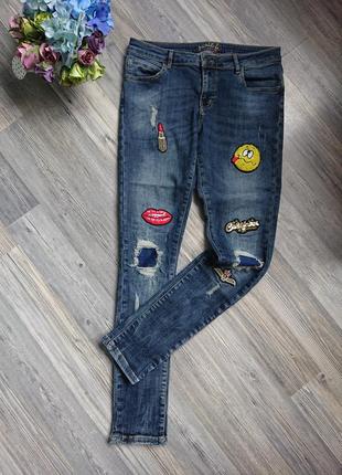 Стильные джинсы скинни с нашивками апликацией р.42/442 фото
