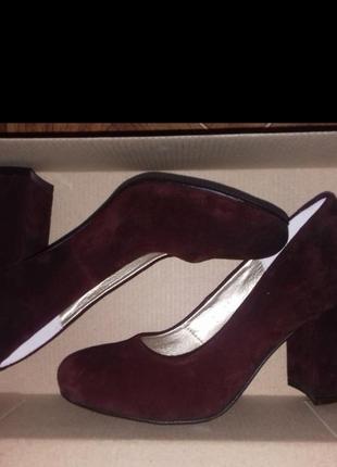 Бордовые замшевые туфли на широком устойчивом каблуке3 фото