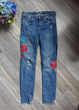 Женские джинсы zara с цветочной вышивкой и разрезами р.40/42(s, 26)2 фото