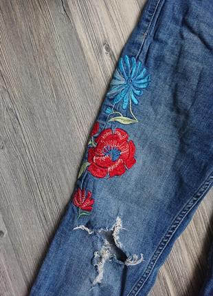 Женские джинсы zara с цветочной вышивкой и разрезами р.40/42(s, 26)4 фото