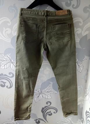 Зеленые зауженные джинсы хаки zara 7/8 с потертостями рваностями6 фото