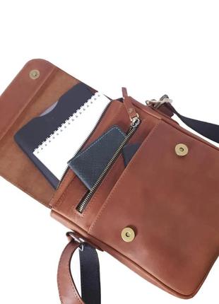 Мужская кожаная сумка через плечо из натуральной кожи планшет мессенджер с клапаном светло-коричневая4 фото
