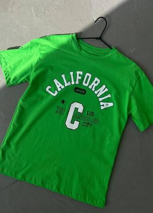 Базовая женская зеленая футболка с надписью california прямого кроя стильная просто коттон хлопковая универсальная свободная салатовая1 фото