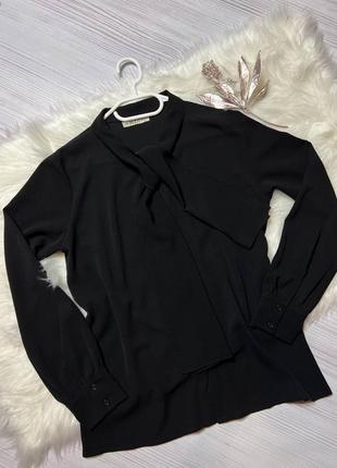 Классическая черная блуза с завязками