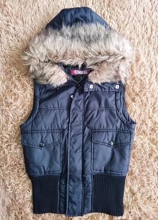Безрукавка з хутряним коміром