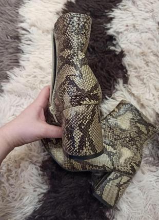 Ботинки стильные змеиный принт2 фото
