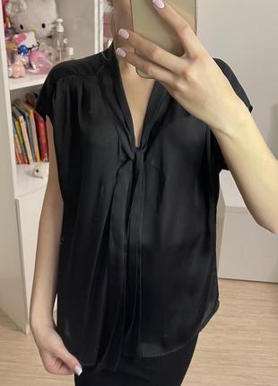 Чёрная атласная блуза с коротким рукавом2 фото