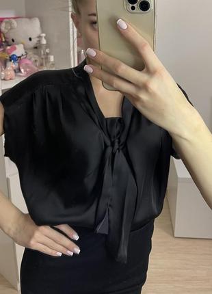 Чёрная атласная блуза с коротким рукавом3 фото