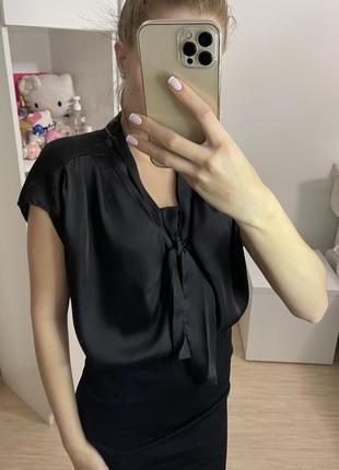 Чёрная атласная блуза с коротким рукавом4 фото