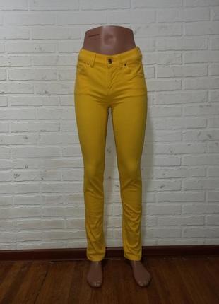 Красивые яркие новые женские джинсы стрейч