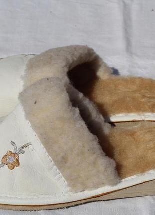 Тапочки на натуральной овчине с вышивкой из натуральной кожи