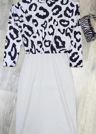 Платье серое, красиво свучает по фигуре