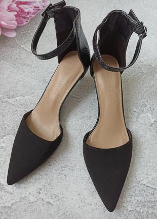 Черные туфли на каблуке с ремешком на щиколотке