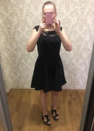 Маленьке чорне плаття