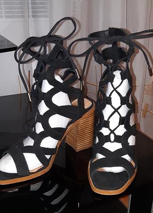 Стильные замшевый босоножки