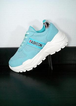 Спортивні жіночі кросівки на платформі в сітку. на товстій підошві, легкі