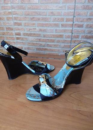 Трендові в наметовому принті босоніжки