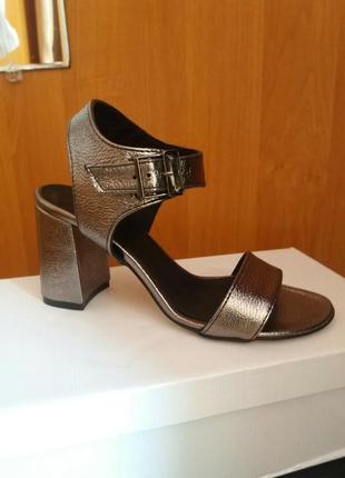 Босоножки из натуральной кожи на толстом каблуке