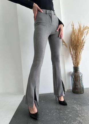 Женские замшевые брюки с разрезом черные белые серые клеш нарядные на весну7 фото