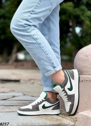 Женские кроссовки