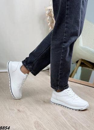 Белые базовые женские кроссовки