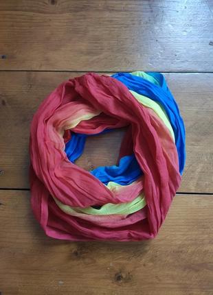 Яскравий легкий шарф хомут