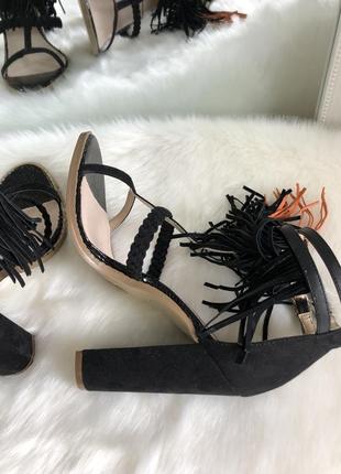 Трендовые черные босоножки с бахромой/открытые туфли на каблуке lost ink натуральная кожа7 фото