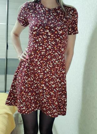 Бордовое мини платье с цветочным принтом2 фото