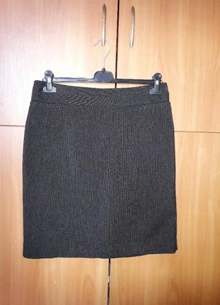 Темно-сіра спідниця олівець з кишенями попереду