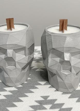 Соєва ароматична свічка в сірому  кашпо у вигляді черепа