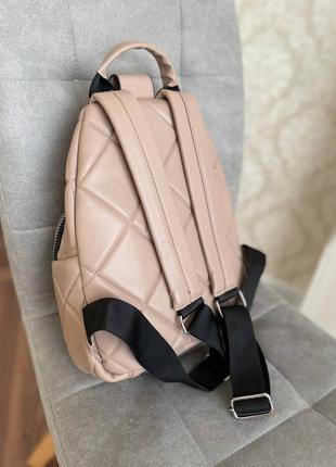 Брендовый бежевый рюкзак под бренд гесс с логотипом4 фото