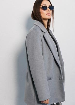 Коротке жіноче пальто світло-сірого кольору4 фото