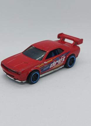 Машинка dodge challenger drift hot wheels mattel