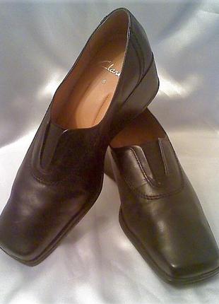 Шикарні легкі туфлі. clarks.англія.38/39 розмір