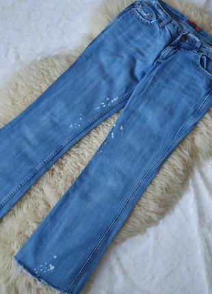 Круті розкльошені джинси з потертостями і дірочками