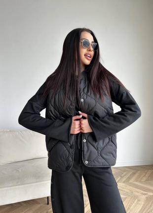 Жилетка стеганая весенняя бежевая малиновая розовая черная серая короткая свободная оверсайз без капюшона курточка рубашка пальто