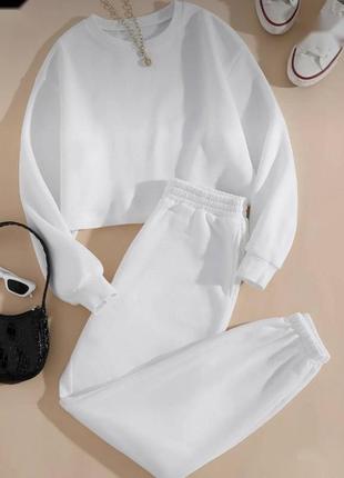 Костюм женский спортивный белый однотонный качественный оверсайз укороченный свитшот брюки джоггеры на высокой посадке с карманами качественный стильный