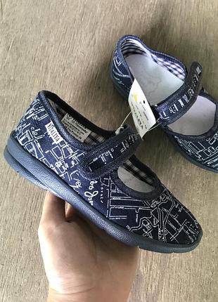 Новые детские синие тапочки с узором