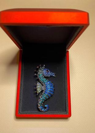 Брошь заколка морской конек синего цвета с яркими вставками в камине4 фото