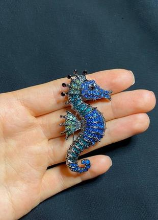 Брошь заколка морской конек синего цвета с яркими вставками в камине7 фото