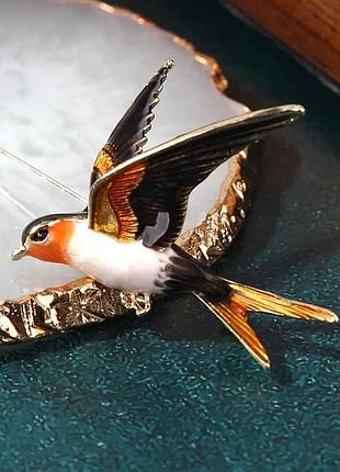 Брошь заколка яркая ластовица с золотистыми элементами