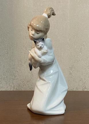 Фарфоровая статуэтка lladro «сонный котенок».