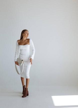 Сукня міді з вирізом