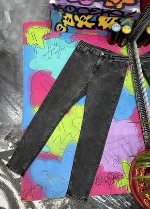 Зауженные стрейч джинсы с фабричным потертостями