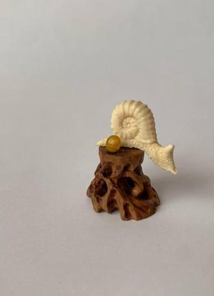 Авторская статуэтка фигурка "улитка на пеньке с янтарем" из бивня мамонта и дерева груша7 фото