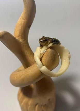 Кольцо из кости, перстень "лягушка" из кости, украшение "жаба", украшения из кости "жабка"1 фото