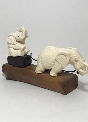 Авторська фігурка статуетка "слон катає слоненя" з бивня мамонта3 фото